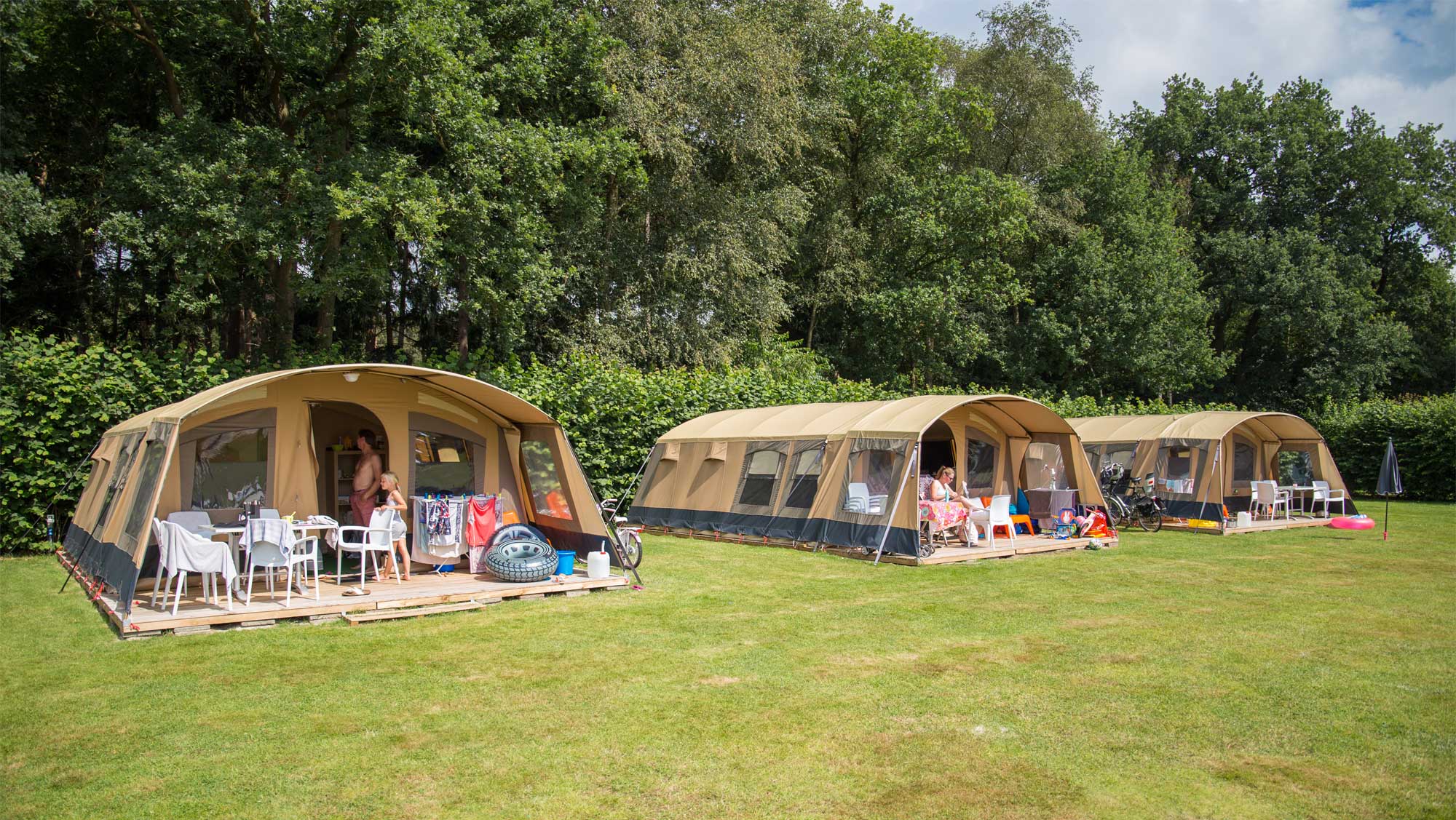 Ingerichte 6 persoons tent op camping 't Hout in Bakkeveen Tent huren Molecaten Park t Hout Friesland Bakkeveen