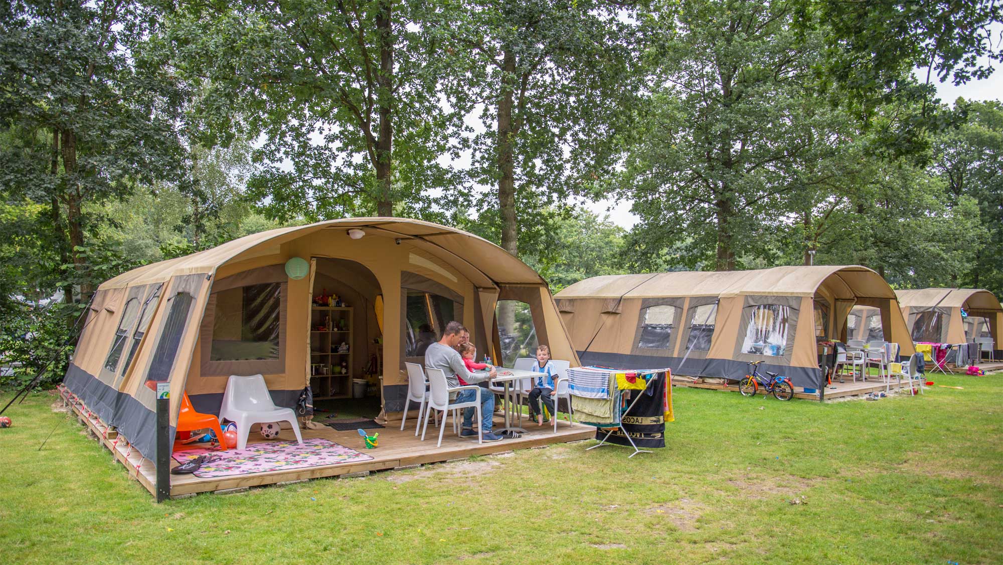 Ingerichte 6 persoons tent op camping 't Hout in Bakkeveen Tent huren Molecaten Park t Hout Friesland Bakkeveen